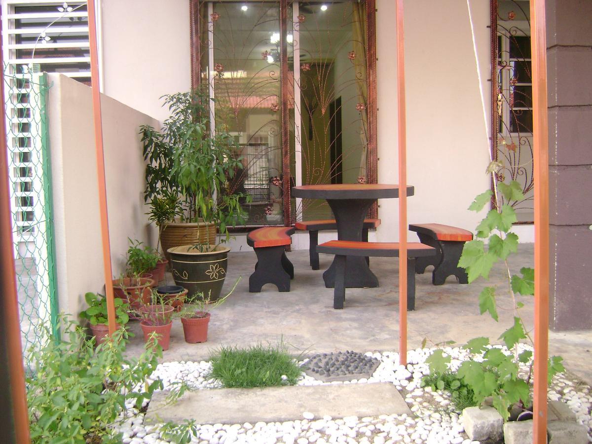 Homestay Amsyarah Сери Искандар Екстериор снимка